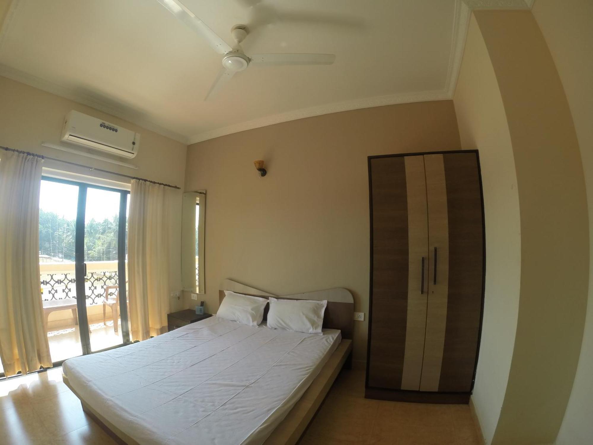 Ocean Crest Hotel Colva Buitenkant foto